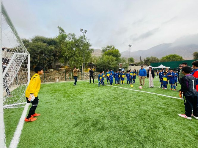 Gobernadora y alcalde dan puntapié inicial en nueva cancha de fútbol inaugurada en La Higuera