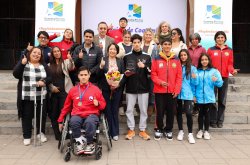 DEPORTISTAS ENTREGAN RECONOCIMIENTO A GOBERNADORA KRIST NARANJO POR COMPROMISO CON EL DEPORTE REGIONAL