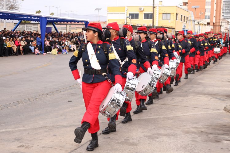 CONMEMORACIÓN DEL 145° ANIVERSARIO DEL COMBATE NAVAL DE IQUIQUE: IMPECABLE DESFILE CÍVICO - MILITAR REUNIÓ A CIENTOS DE FAMILIAS