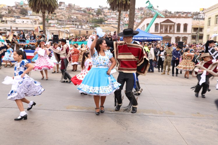 CONMEMORACIÓN DEL 145° ANIVERSARIO DEL COMBATE NAVAL DE IQUIQUE: IMPECABLE DESFILE CÍVICO - MILITAR REUNIÓ A CIENTOS DE FAMILIAS