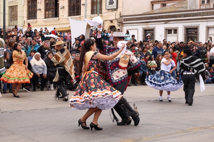 CONMEMORACIÓN DEL 145° ANIVERSARIO DEL COMBATE NAVAL DE IQUIQUE: IMPECABLE DESFILE CÍVICO - MILITAR REUNIÓ A CIENTOS DE FAMILIAS
