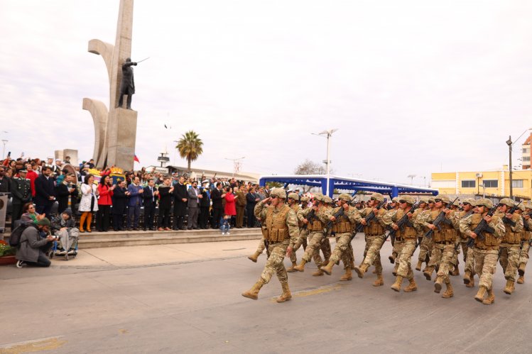 CONMEMORACIÓN DEL 145° ANIVERSARIO DEL COMBATE NAVAL DE IQUIQUE: IMPECABLE DESFILE CÍVICO - MILITAR REUNIÓ A CIENTOS DE FAMILIAS