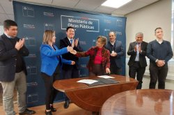 Con firma en Santiago se da el vamos a convenio para pavimentar caminos básicos rurales cofinanciado con el MOP