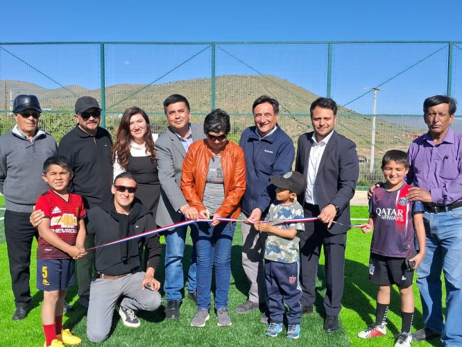 Inauguran cancha de $78 millones para la comunidad de Canela Baja