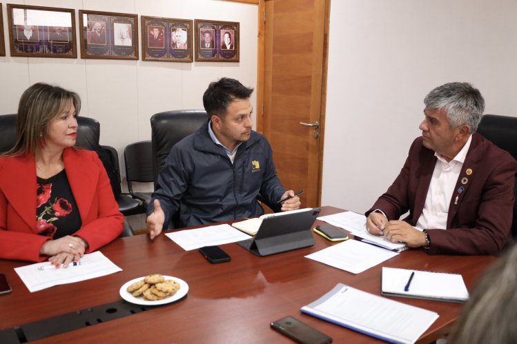Gobernador revisa en Vicuña y Paihuano proyectos para acelerar ejecución presupuestaria