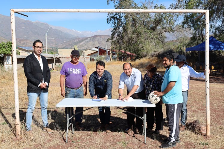 Proyectos de recuperación de espacios públicos y recintos deportivos marcan agenda del Gobernador en Combarbalá