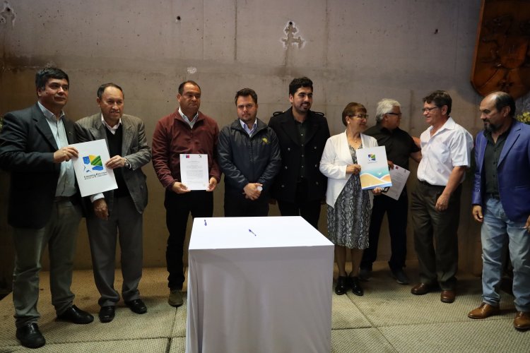 En Salamanca firman convenio para construir Centro Integral del Adulto Mayor