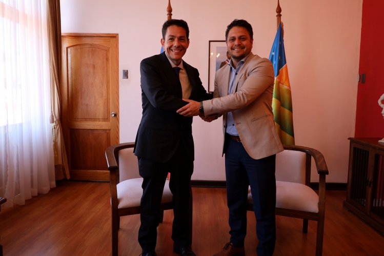 Gobernador Darwin Ibacache y Cristóbal Juliá se reúnen para coordinar traspaso de mando