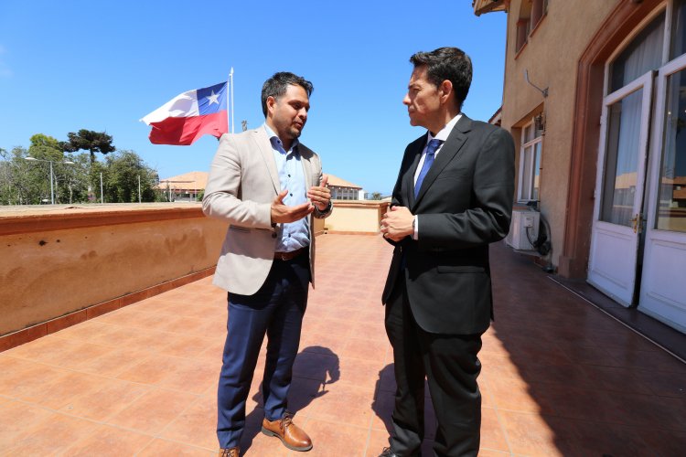 Gobernador Darwin Ibacache y Cristóbal Juliá se reúnen para coordinar traspaso de mando