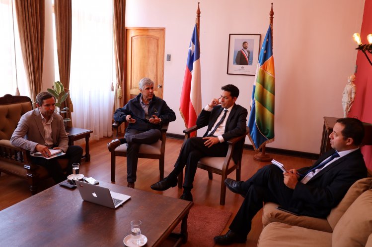 Fundación Acrux se reúne con gobernador para exponer trabajo que permite disminuir listas de espera