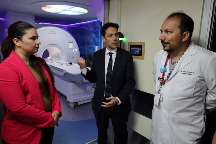 Gobernador recorre Hospital de Coquimbo y destaca inversión en imagenología
