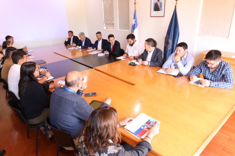 Gobernador lidera mesa técnica con el MOP para acelerar cartera de proyectos