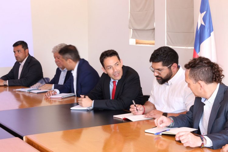 Gobernador lidera mesa técnica con el MOP para acelerar cartera de proyectos