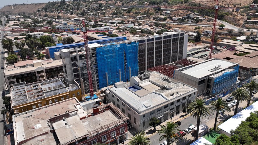 Gobernador revisa en Ovalle estado de avance del Edificio Consistorial y la Escuela El Crisol