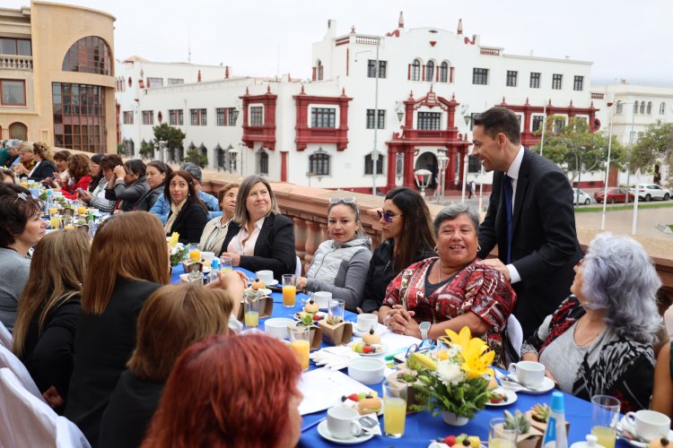 200 mujeres participaron en desayuno conversatorio organizado por el Gobierno Regional en el marco del 8M