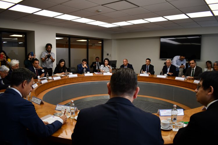 Gobernador Cristóbal Juliá impulsa agenda de integración y gestión administrativa en reuniones claves en Santiago