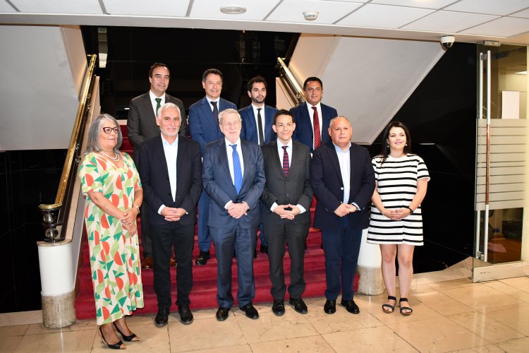 Gobernador Cristóbal Juliá impulsa agenda de integración y gestión administrativa en reuniones claves en Santiago