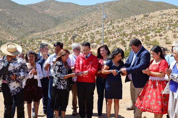 Gobierno Regional y CGE llevan electrificación rural a 14 familias de Las Cañas en Canela