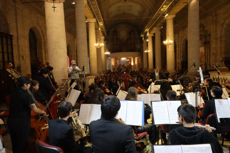 Orquesta de Niños del Valle de Elqui emociona con concierto homenaje a Gabriela Mistral en la Catedral de La Serena