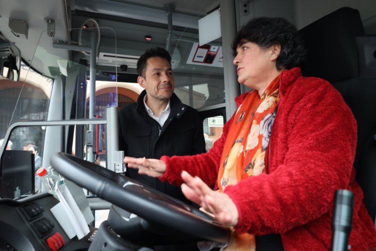 Transporte público con rostro de mujer: 22 conductoras reciben certificación profesional para buses eléctricos