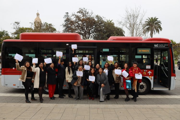 Transporte público con rostro de mujer: 22 conductoras reciben certificación profesional para buses eléctricos