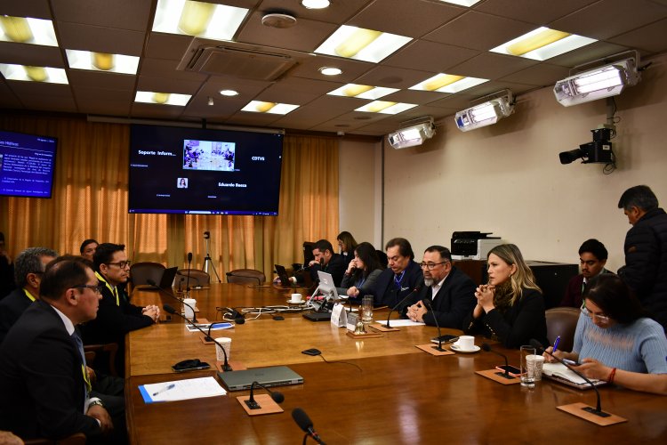 Gobernador Juliá presenta proyecto de reutilización de aguas servidas y desalinización ante el Congreso