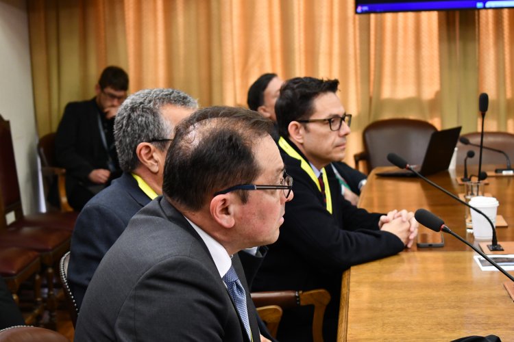 Gobernador Juliá presenta proyecto de reutilización de aguas servidas y desalinización ante el Congreso