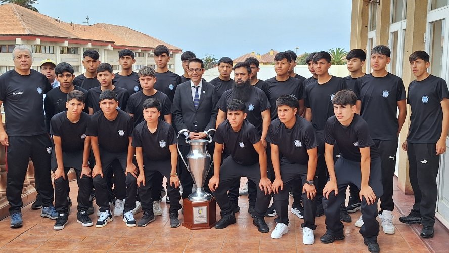 Selección Sub 15 de Serena Norte saluda al gobernador tras histórico título regional