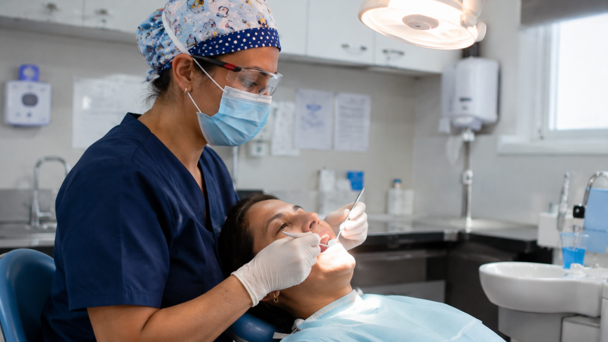 Aprueban inversión de $3 mil millones para reducir listas de espera odontológicas de mujeres