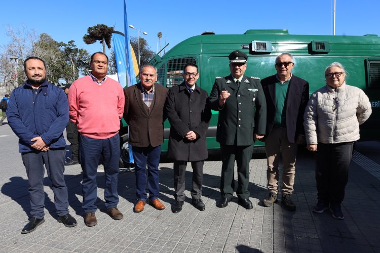 GOBIERNO REGIONAL DE COQUIMBO ENTREGA CUATRO VEHÍCULOS A GENDARMERÍA PARA FORTALECER EL TRASLADO DE INTERNOS