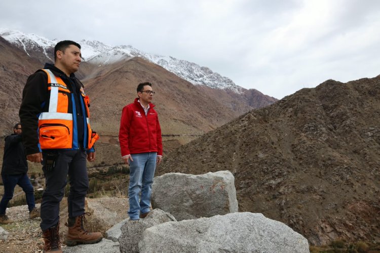 GOBERNADOR JULIÁ LLEGA A PAIHUANO Y PIDE UNA SOLUCIÓN URGENTE PARA EL SOCAVÓN DE MONTEGRANDE