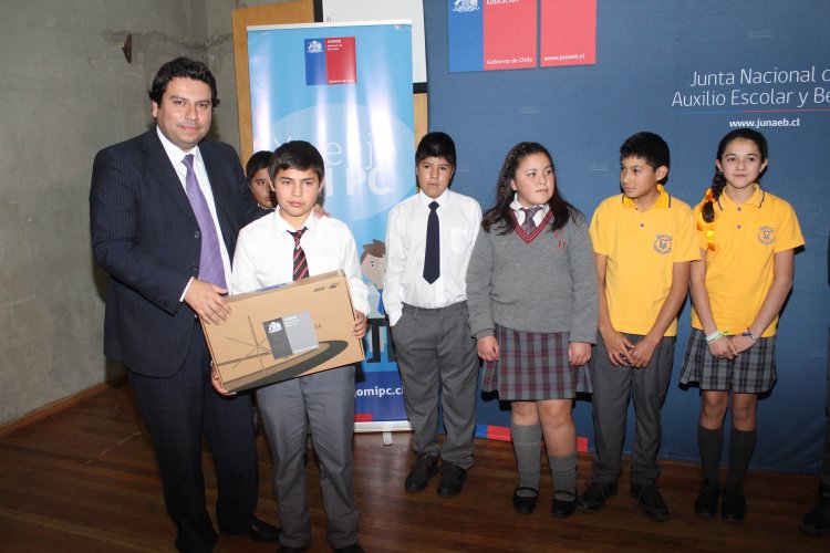 JUNAEB ENTREGA MÁS DE 400 COMPUTADORES A NIÑOS Y NIÑAS DE LA PROVINCIA DEL CHOAPA
