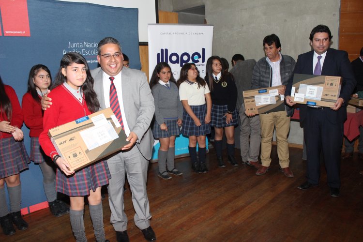 JUNAEB ENTREGA MÁS DE 400 COMPUTADORES A NIÑOS Y NIÑAS DE LA PROVINCIA DEL CHOAPA