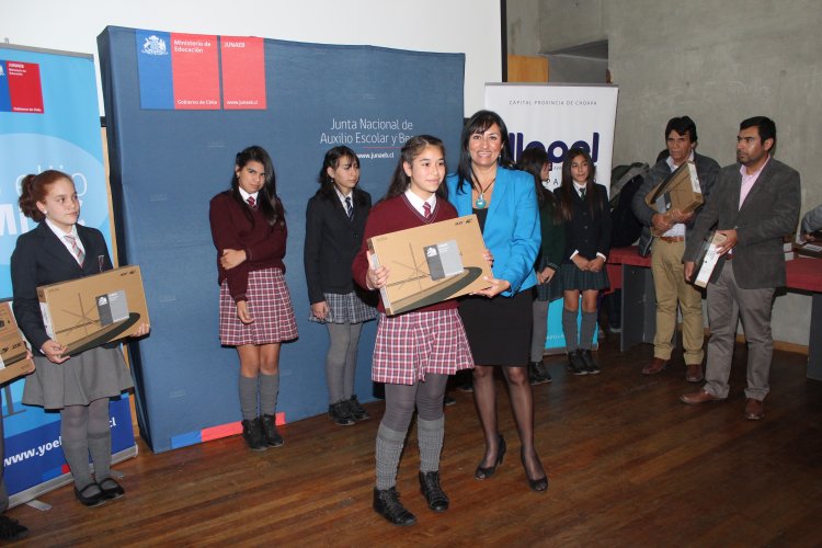 JUNAEB ENTREGA MÁS DE 400 COMPUTADORES A NIÑOS Y NIÑAS DE LA PROVINCIA DEL CHOAPA