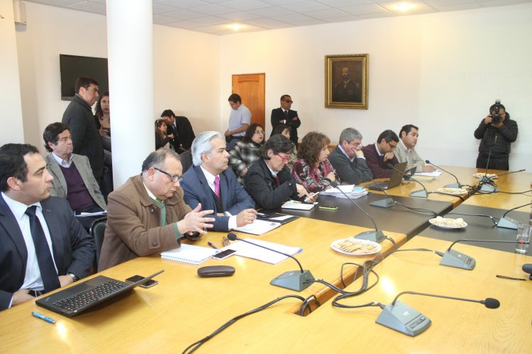 GOBIERNO RECIBE INFORME DE INVERSIONES DE EMPRESA SANITARIA Y EXIGE RESTITUIR SUMINISTRO PARA CONSUMO HUMANO GOBIERNO RECIBE INFORME DE INVERSIONES DE EMPRESA SANITARIA Y EXIGE RESTITUIR SUMINISTRO PARA CONSUMO HUMANO