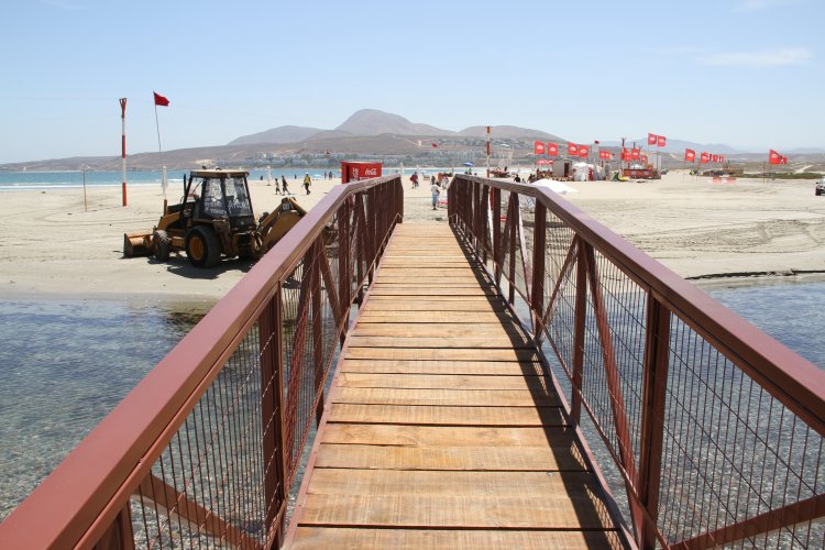 NUEVA PASARELA MEJORA TRÁNSITO DE VECINOS Y TURISTAS EN TONGOY NUEVA PASARELA MEJORA TRÁNSITO DE VECINOS Y TURISTAS EN TONGOY