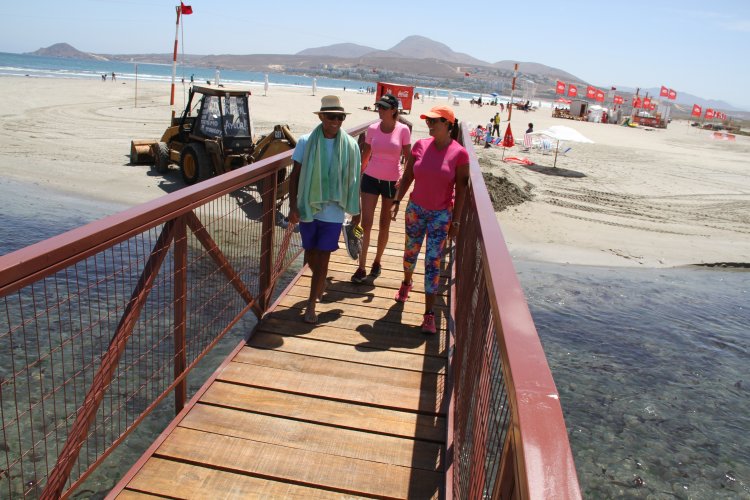NUEVA PASARELA MEJORA TRÁNSITO DE VECINOS Y TURISTAS EN TONGOY NUEVA PASARELA MEJORA TRÁNSITO DE VECINOS Y TURISTAS EN TONGOY