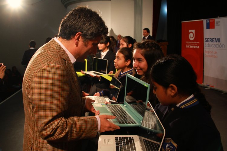 PROGRAMA "ME CONECTO PARA APRENDER" INICIA ENTREGA DE COMPUTADORES A ALUMNOS DE LA SERENA PROGRAMA "ME CONECTO PARA APRENDER" INICIA ENTREGA DE COMPUTADORES A ALUMNOS DE LA SERENA