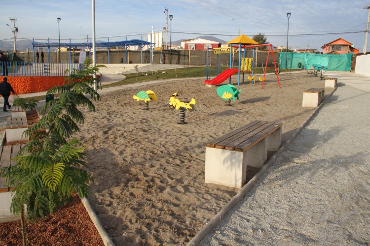 PRESIDENTA BACHELET INAUGURA NUEVA “PLAZA DE LA MUJER” EN SECTOR LAS COMPAÑÍAS DE LA SERENA PRESIDENTA BACHELET INAUGURA NUEVA “PLAZA DE LA MUJER” EN SECTOR LAS COMPAÑÍAS DE LA SERENA