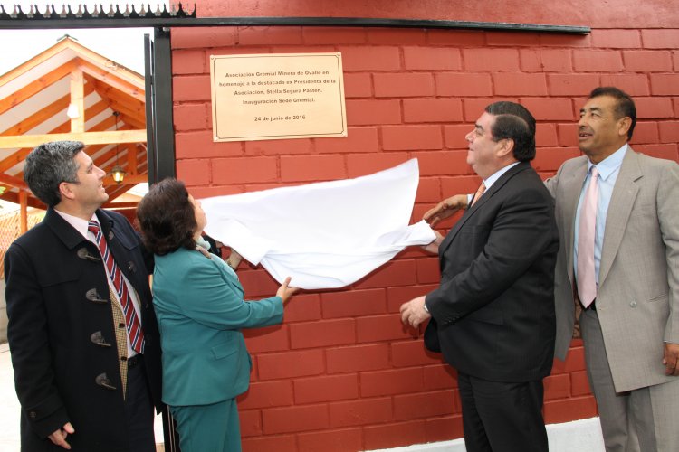 MINEROS RINDEN HOMENAJE PÓSTUMO A DIRIGENTA EN LA INAUGURACIÓN DE SEDE GREMIAL EN OVALLE MINEROS RINDEN HOMENAJE PÓSTUMO A DIRIGENTA EN LA INAUGURACIÓN DE SEDE GREMIAL EN OVALLE