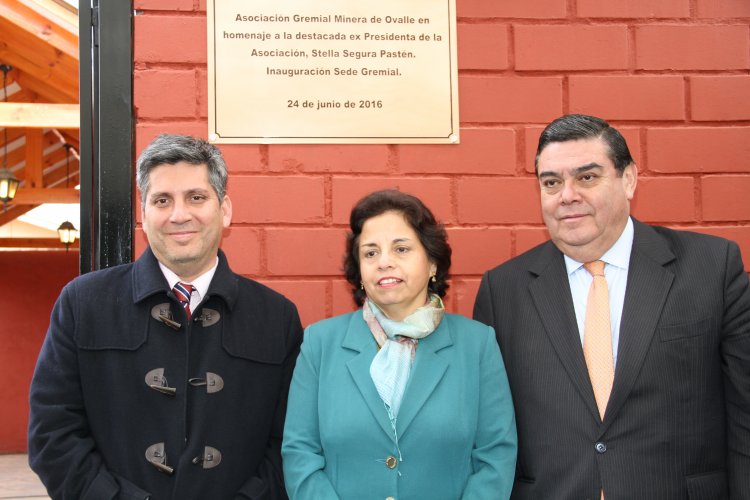 MINEROS RINDEN HOMENAJE PÓSTUMO A DIRIGENTA EN LA INAUGURACIÓN DE SEDE GREMIAL EN OVALLE MINEROS RINDEN HOMENAJE PÓSTUMO A DIRIGENTA EN LA INAUGURACIÓN DE SEDE GREMIAL EN OVALLE