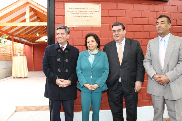 MINEROS RINDEN HOMENAJE PÓSTUMO A DIRIGENTA EN LA INAUGURACIÓN DE SEDE GREMIAL EN OVALLE MINEROS RINDEN HOMENAJE PÓSTUMO A DIRIGENTA EN LA INAUGURACIÓN DE SEDE GREMIAL EN OVALLE