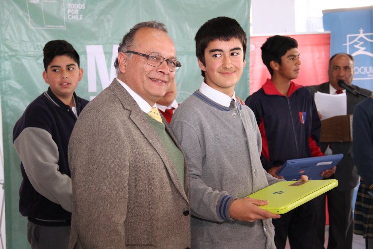 880 ESTUDIANTES DE COQUIMBO SE INTEGRAN AL MUNDO DIGITAL CON COMPUTADORES DE ÚLTIMA GENERACIÓN 880 ESTUDIANTES DE COQUIMBO SE INTEGRAN AL MUNDO DIGITAL CON COMPUTADORES DE ÚLTIMA GENERACIÓN