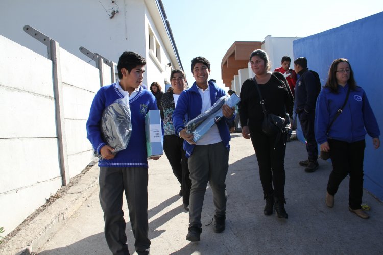 880 ESTUDIANTES DE COQUIMBO SE INTEGRAN AL MUNDO DIGITAL CON COMPUTADORES DE ÚLTIMA GENERACIÓN 880 ESTUDIANTES DE COQUIMBO SE INTEGRAN AL MUNDO DIGITAL CON COMPUTADORES DE ÚLTIMA GENERACIÓN