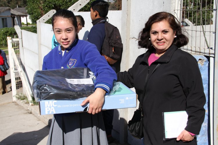 880 ESTUDIANTES DE COQUIMBO SE INTEGRAN AL MUNDO DIGITAL CON COMPUTADORES DE ÚLTIMA GENERACIÓN 880 ESTUDIANTES DE COQUIMBO SE INTEGRAN AL MUNDO DIGITAL CON COMPUTADORES DE ÚLTIMA GENERACIÓN