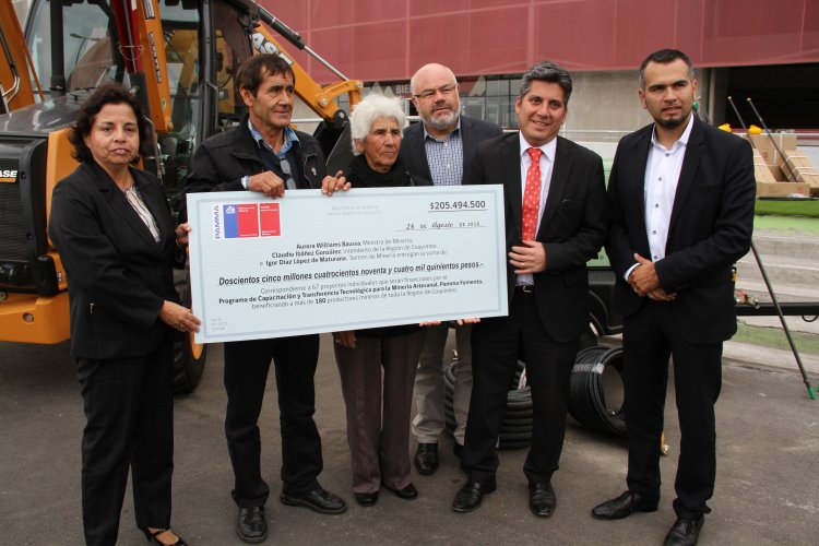 MINISTRA WILLIAMS ENTREGA MÁS DE 460 MILLONES QUE BENEFICIARÁN A MÁS DE MIL PEQUEÑOS MINEROS DE LA REGIÓN MINISTRA WILLIAMS ENTREGA MÁS DE 460 MILLONES QUE BENEFICIARÁN A MÁS DE MIL PEQUEÑOS MINEROS DE LA REGIÓN