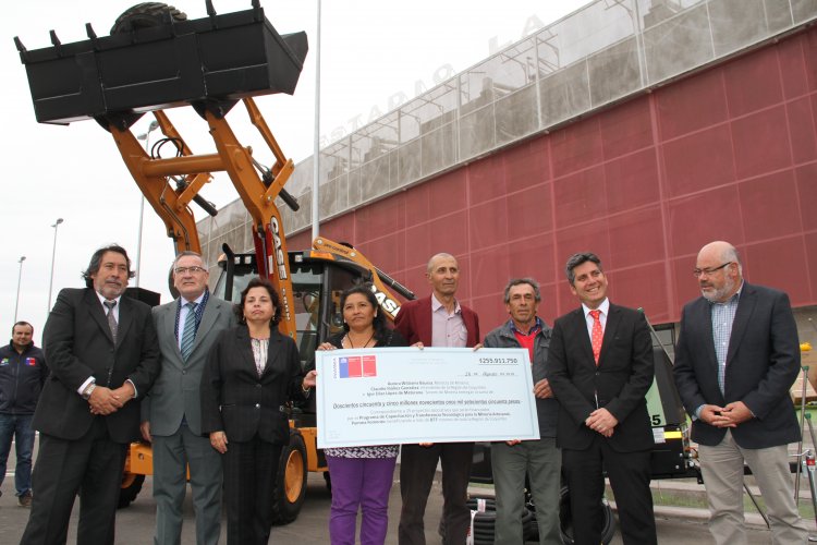 MINISTRA WILLIAMS ENTREGA MÁS DE 460 MILLONES QUE BENEFICIARÁN A MÁS DE MIL PEQUEÑOS MINEROS DE LA REGIÓN MINISTRA WILLIAMS ENTREGA MÁS DE 460 MILLONES QUE BENEFICIARÁN A MÁS DE MIL PEQUEÑOS MINEROS DE LA REGIÓN