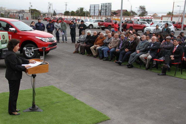 MINISTRA WILLIAMS ENTREGA MÁS DE 460 MILLONES QUE BENEFICIARÁN A MÁS DE MIL PEQUEÑOS MINEROS DE LA REGIÓN MINISTRA WILLIAMS ENTREGA MÁS DE 460 MILLONES QUE BENEFICIARÁN A MÁS DE MIL PEQUEÑOS MINEROS DE LA REGIÓN