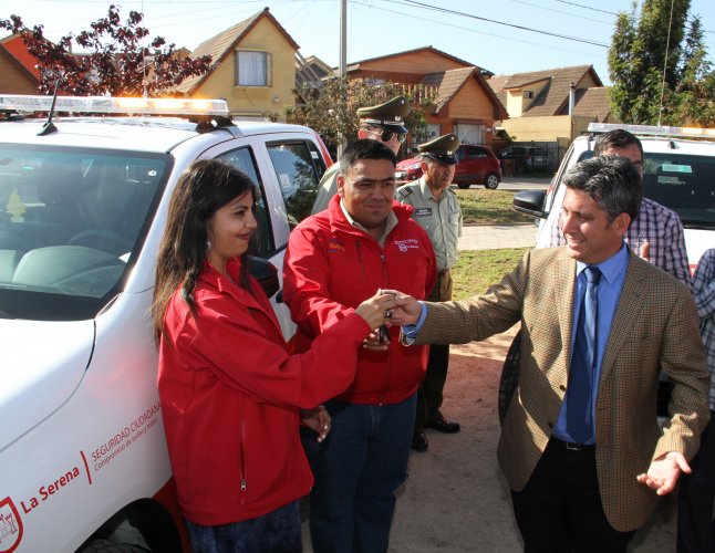 GOBIERNO ENTREGÓ CINCO CAMIONETAS DE VIGILANCIA A MUNICIPALIDAD DE LA SERENA PARA “PATRULLAJES PREVENTIVOS” GOBIERNO ENTREGÓ CINCO CAMIONETAS DE VIGILANCIA A MUNICIPALIDAD DE LA SERENA PARA “PATRULLAJES PREVENTIVOS”