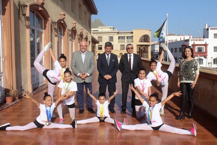 INTENDENTE IBÁÑEZ RECIBE A JÓVENES PROMESAS DE DANZA REGIONAL INTENDENTE IBÁÑEZ RECIBE A JÓVENES PROMESAS DE DANZA REGIONAL